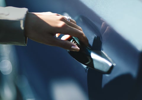 A hand gracefully grips the Light Touch Handle of a 2024 Lincoln Aviator® SUV to demonstrate its ease of use | Lidtke Lincoln in Beaver Dam WI