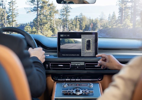 The available 360-Degree Camera shows a bird's-eye view of a Lincoln Aviator® SUV | Lidtke Lincoln in Beaver Dam WI