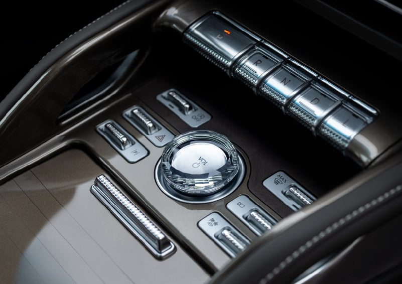 A crystal-inspired volume knob is shown in the center floor console of a 2024 Lincoln Nautilus® SUV. | Lidtke Lincoln in Beaver Dam WI