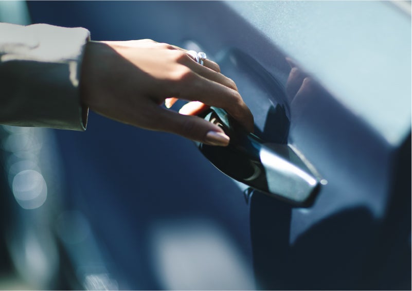 A hand gracefully grips the Light Touch Handle of a 2023 Lincoln Aviator® SUV to demonstrate its ease of use | Lidtke Lincoln in Beaver Dam WI