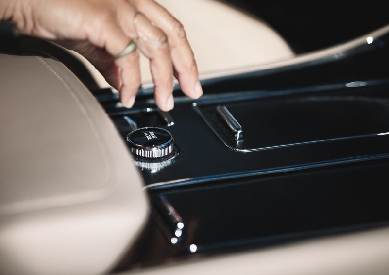 A hand reaching for the Lincoln Drive Modes knob of a 2024 Lincoln Aviator® SUV | Lidtke Lincoln in Beaver Dam WI