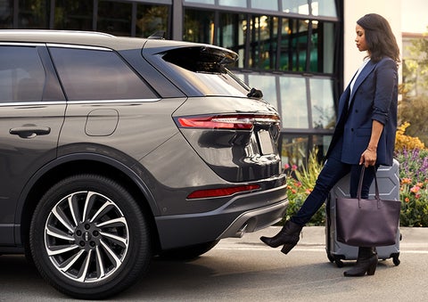 A woman with her hands full uses her foot to activate the available hands-free liftgate. | Lidtke Lincoln in Beaver Dam WI