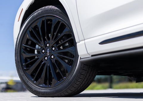 The stylish blacked-out 20-inch wheels from the available Jet Appearance Package are shown. | Lidtke Lincoln in Beaver Dam WI